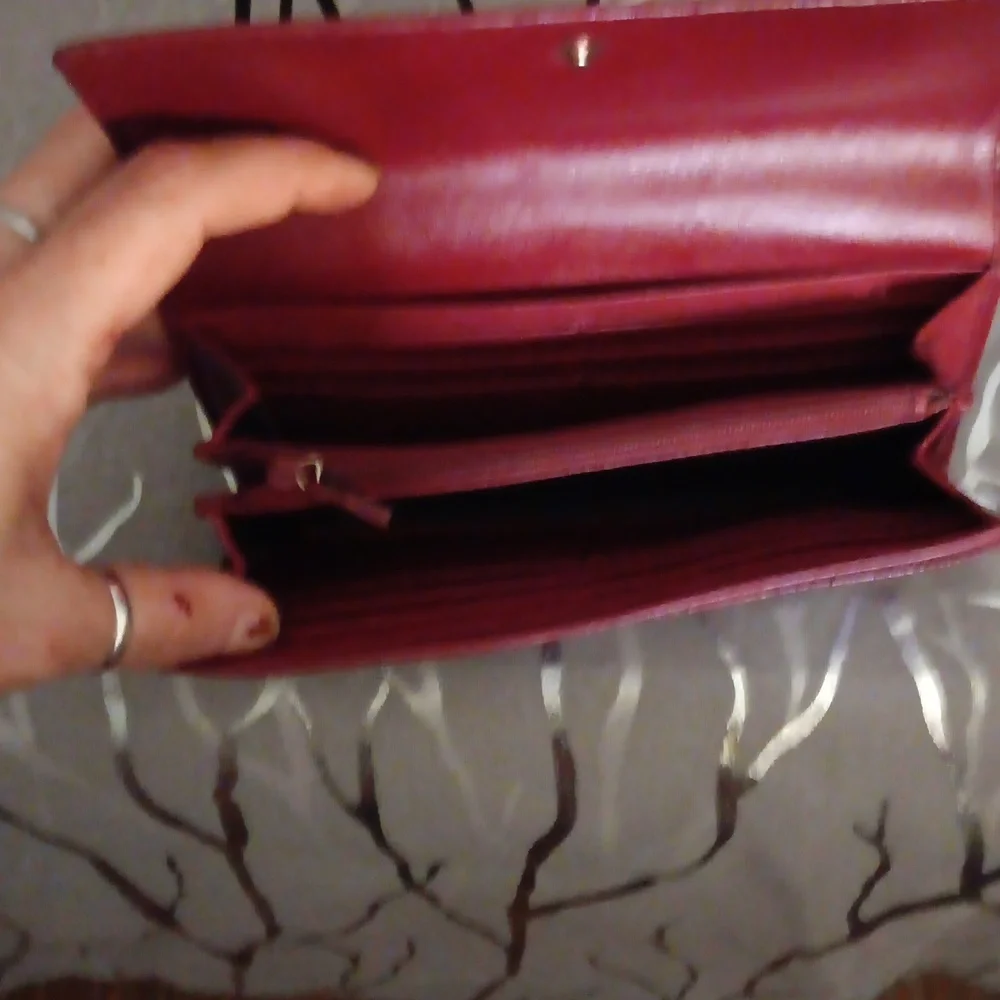 Gucci Red Wallet with Gold Heart Logo - Picture 7 of 10